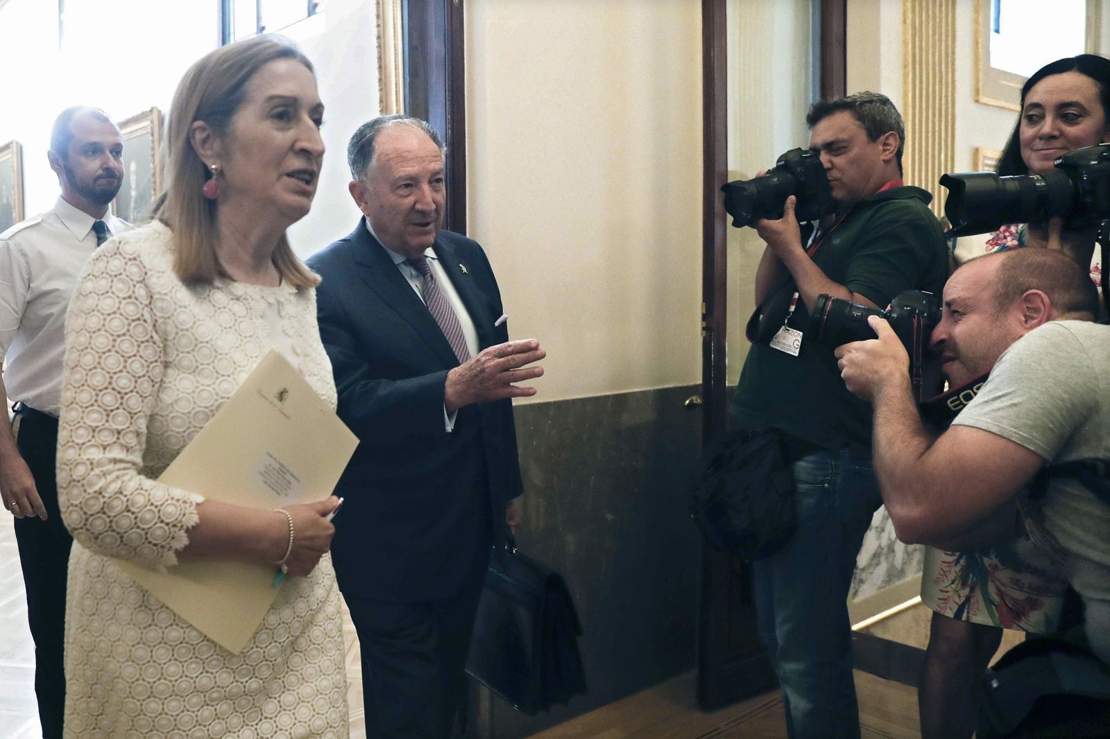 El director del CNI, Félix Sanz Roldán (centro), junto a Ana Pastor antes de comparecer ayer en el Congreso.