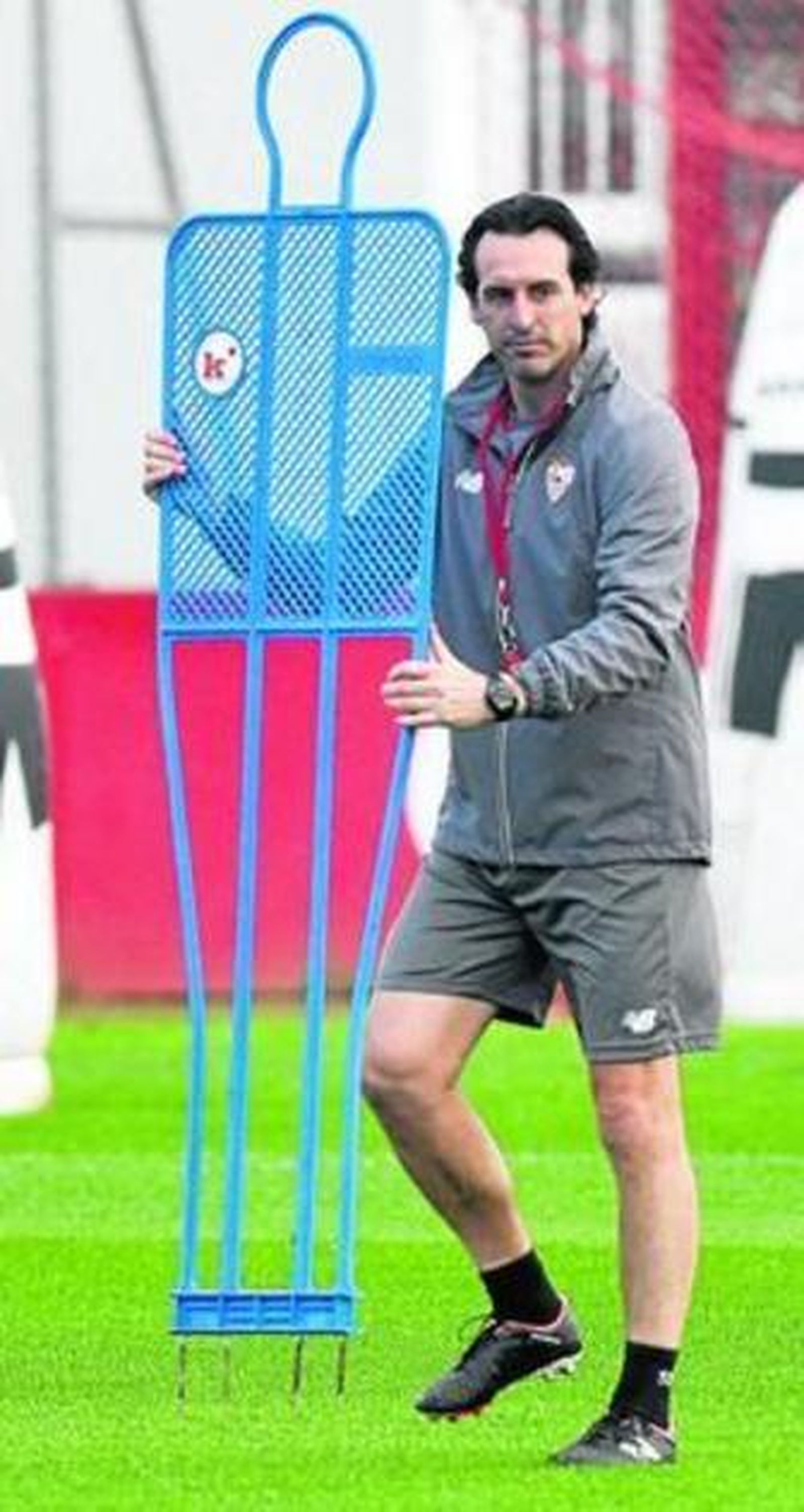 Unai Emery prepara el campo de entrenamiento para la sesión.
