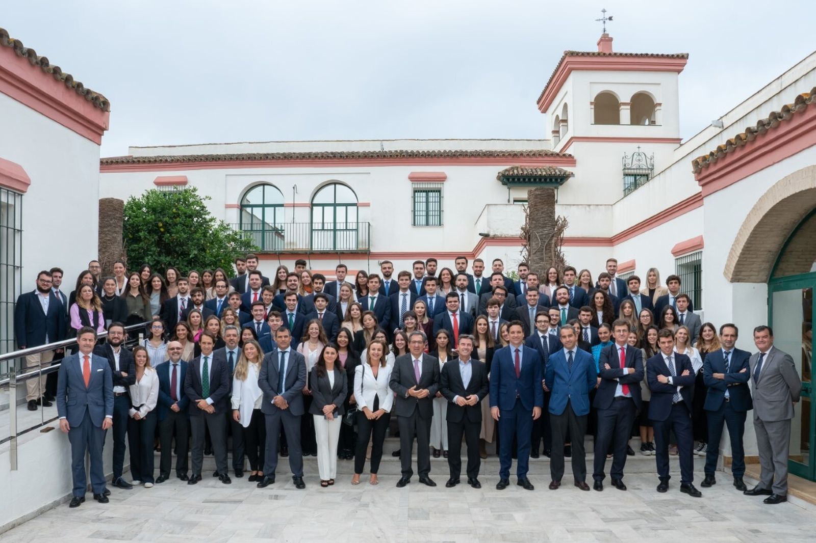 Foto de familia del acto de inauguración del curso en el Instituto de Estudios Cajasol.