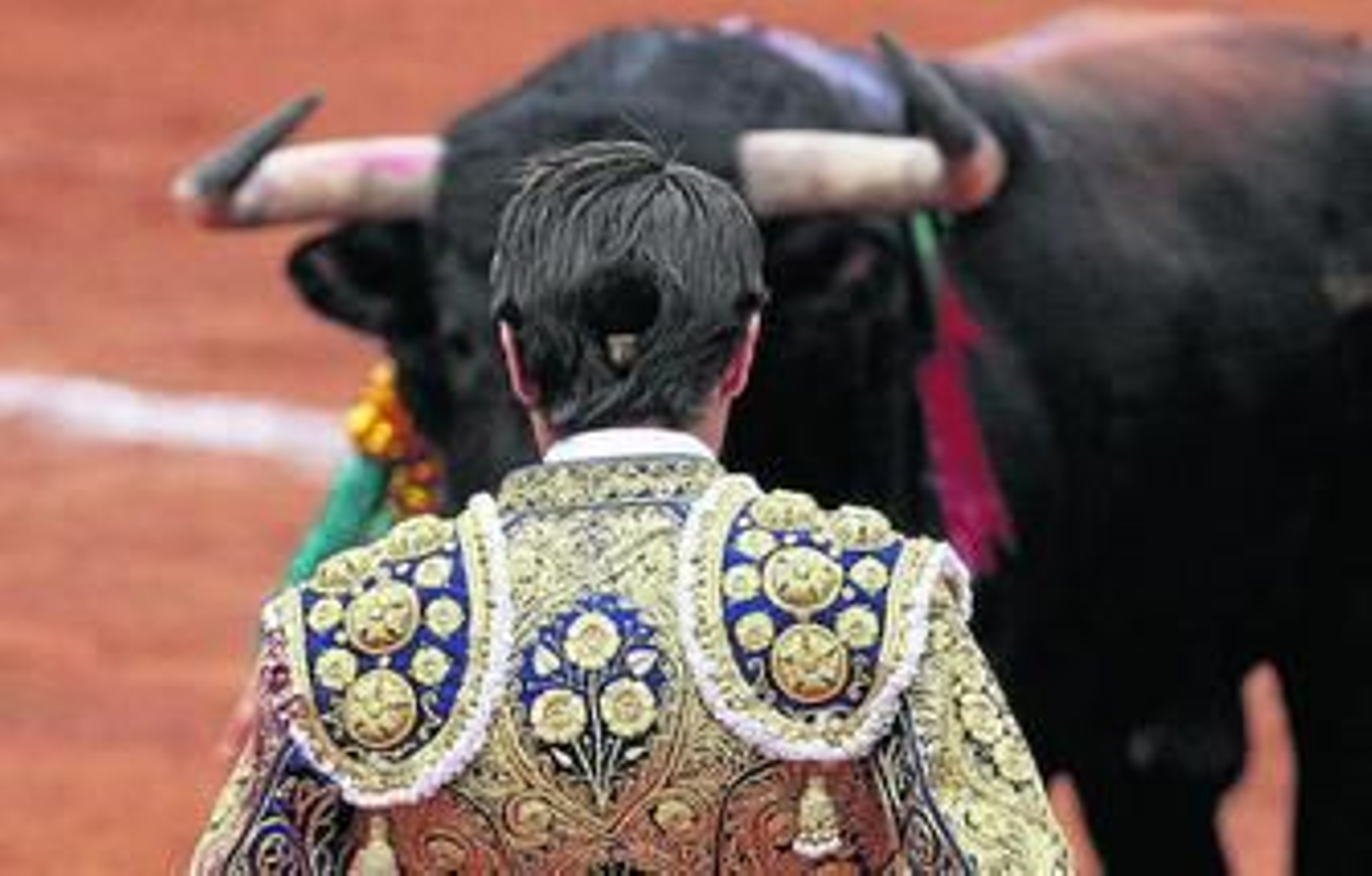Fabian Barba se dirige al toro 'Minito', de 486 kilos, primero de su lote el domingo en la México.