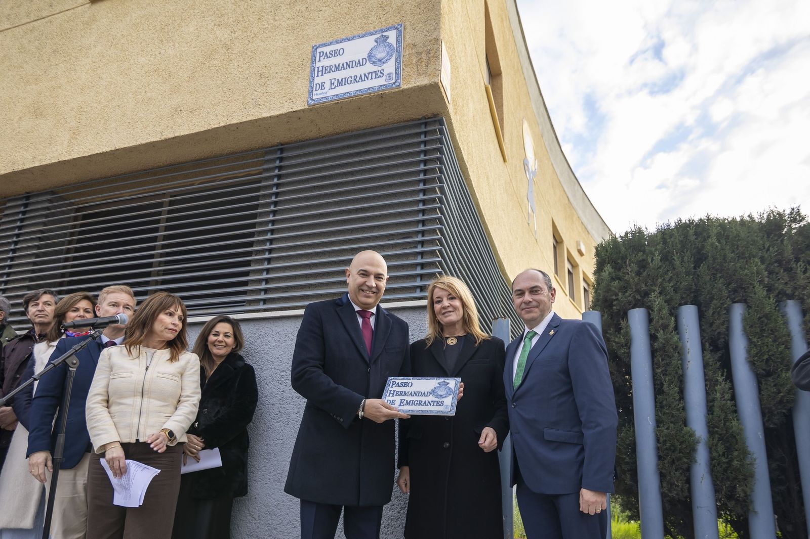Entrega de una placa a la Hermandad de Emigrantes del Rocío de Huelva del rotulo del paseo con su nombre.