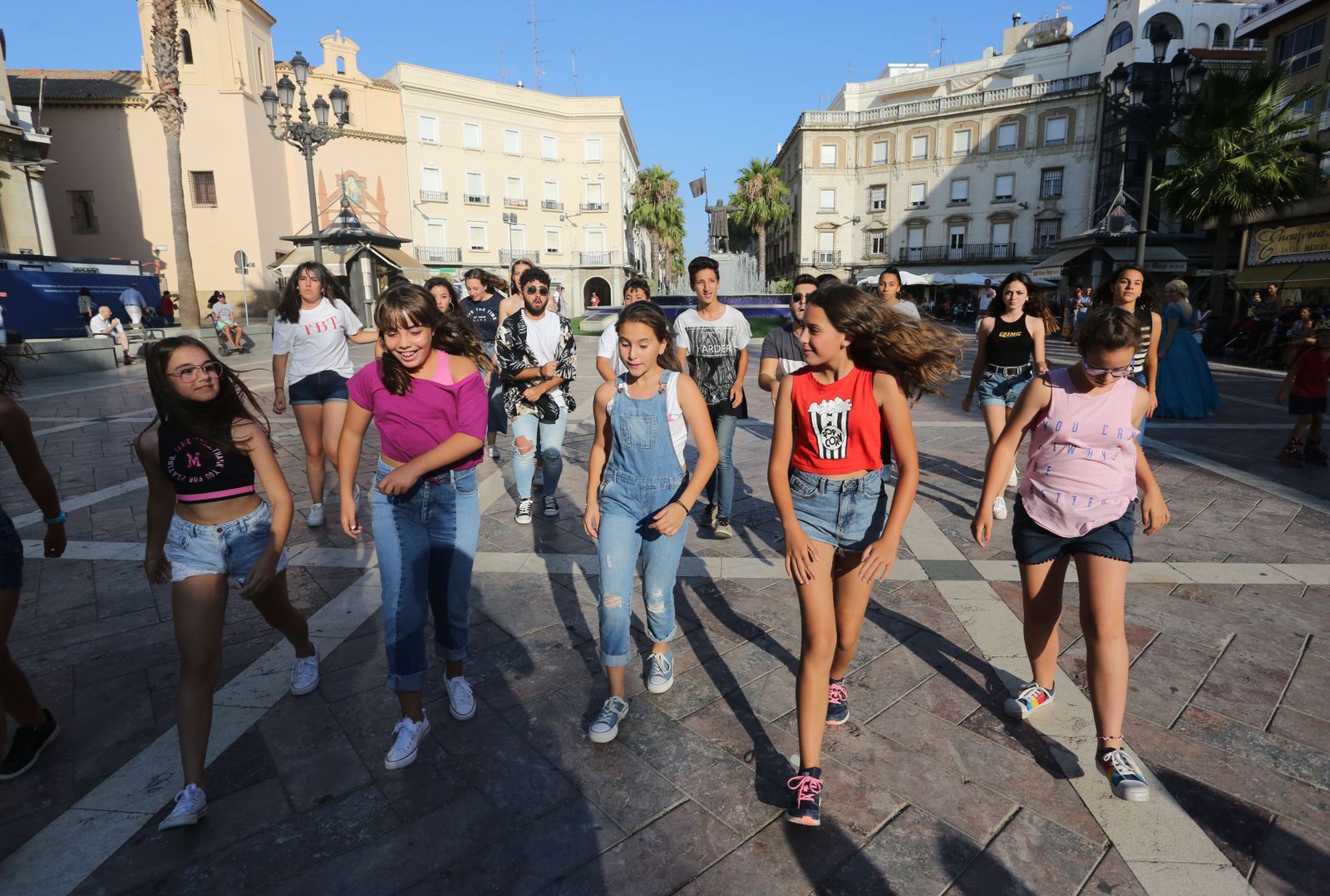 Miembros de la Asociación juvenil Carabela y Francisco Navarro Lara, promotor del concierto 'Hollywood Sinfónico', realizan un 'flashmob' urbano.
