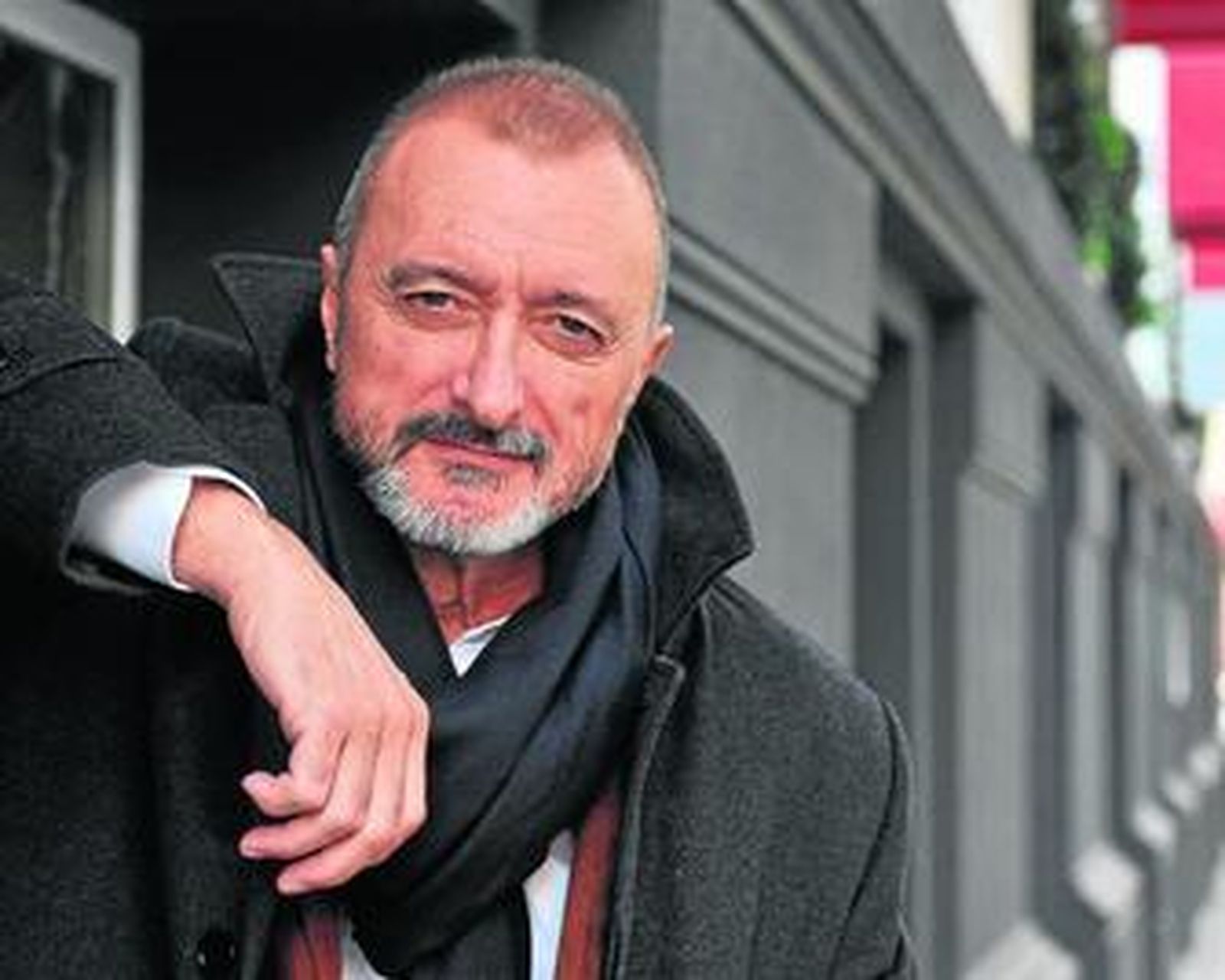 Arturo Pérez-Reverte presentó ayer en Sevilla su nueva ficción, ambientada en tres momentos distintos del siglo XX.
