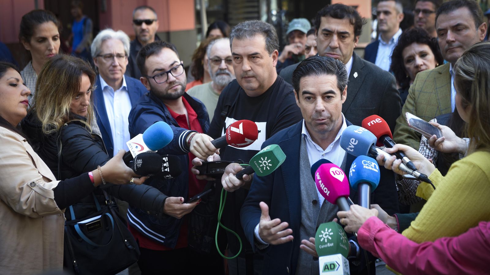 Antonio Luque, presidente de la patronal hostelera de Sevilla, durante la protesta de este martes.