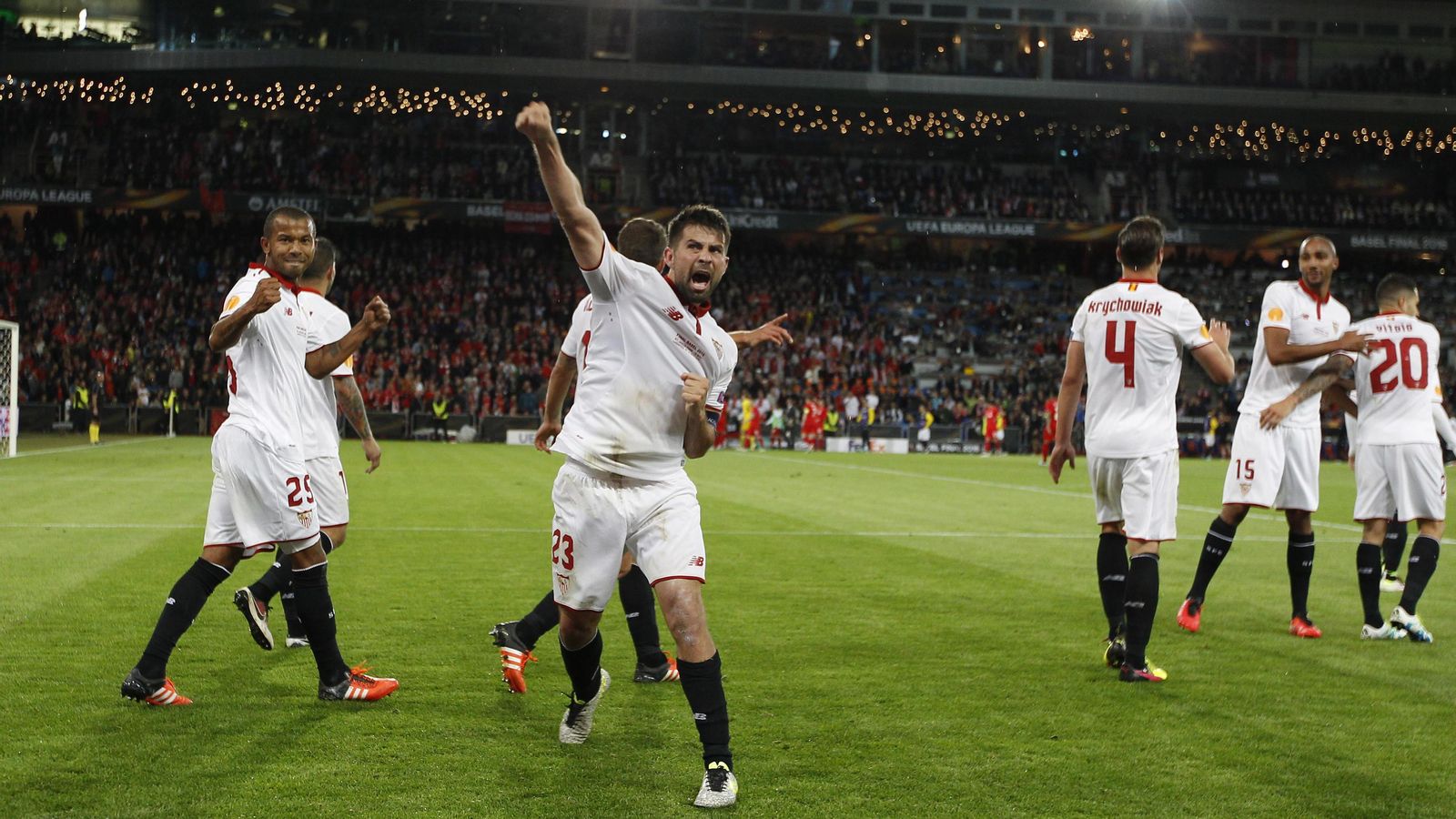 Coke celebra con rabia el primero de sus dos goles ante Mariano y otros compañeros.