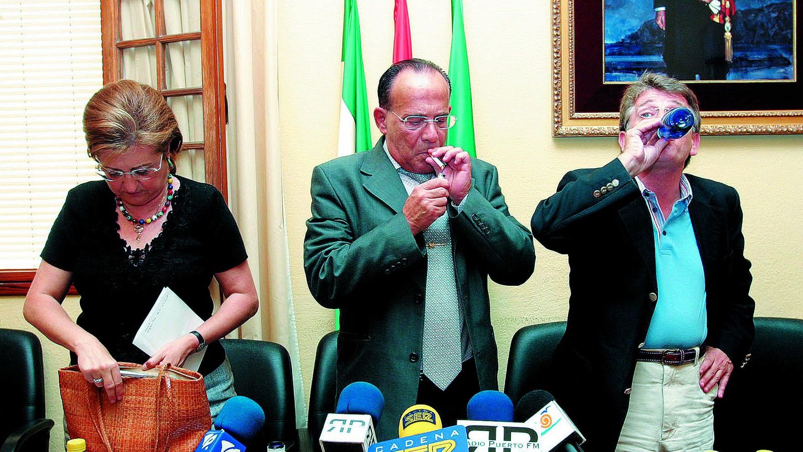 Hernán Díaz enciende un cigarro y Cabaña bebe agua tra la firma del pacto en 2003. Junto a ellos, Consuelo Gamero. Hernán Díaz enciende un cigarro y Cabaña bebe agua tra la firma del pacto en 2003. Junto a ellos, Consuelo Gamero.
