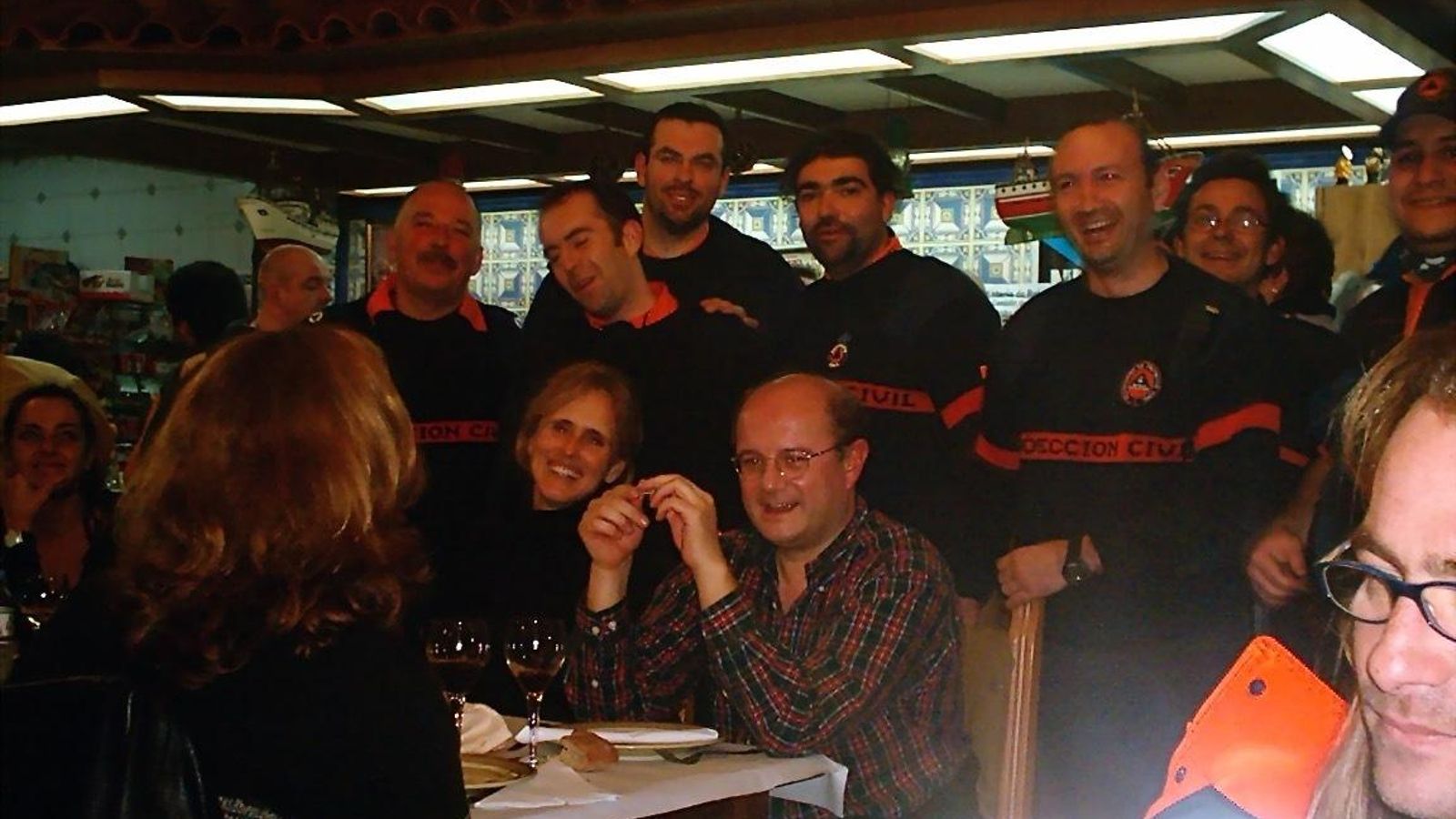 Voluntarios de Protección Civil, con Mercedes Milá la Nochevieja de 2002 en Muxía.