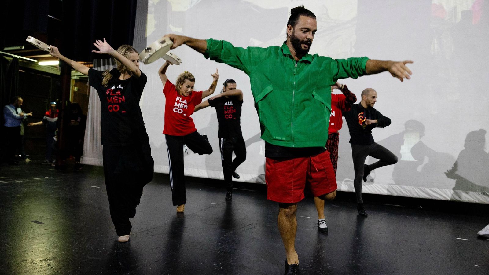 El cuerpo de baile, en pleno ensayo general.