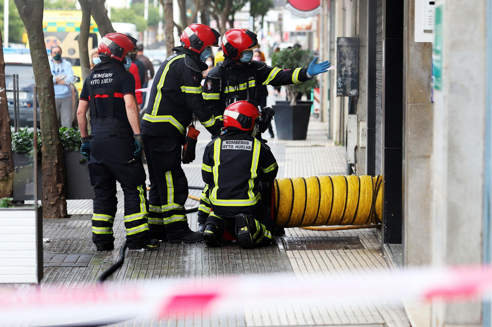 Actuación de bomberos en un incendio en la capital onubense.