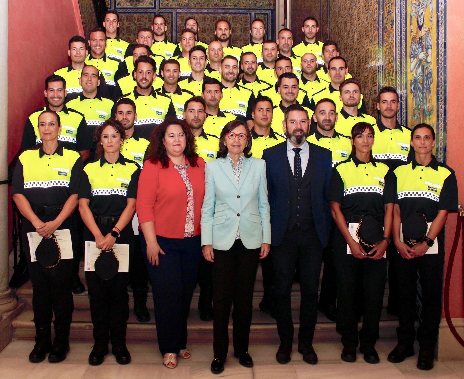 La nueva hornada de policías locales, con la consejera.