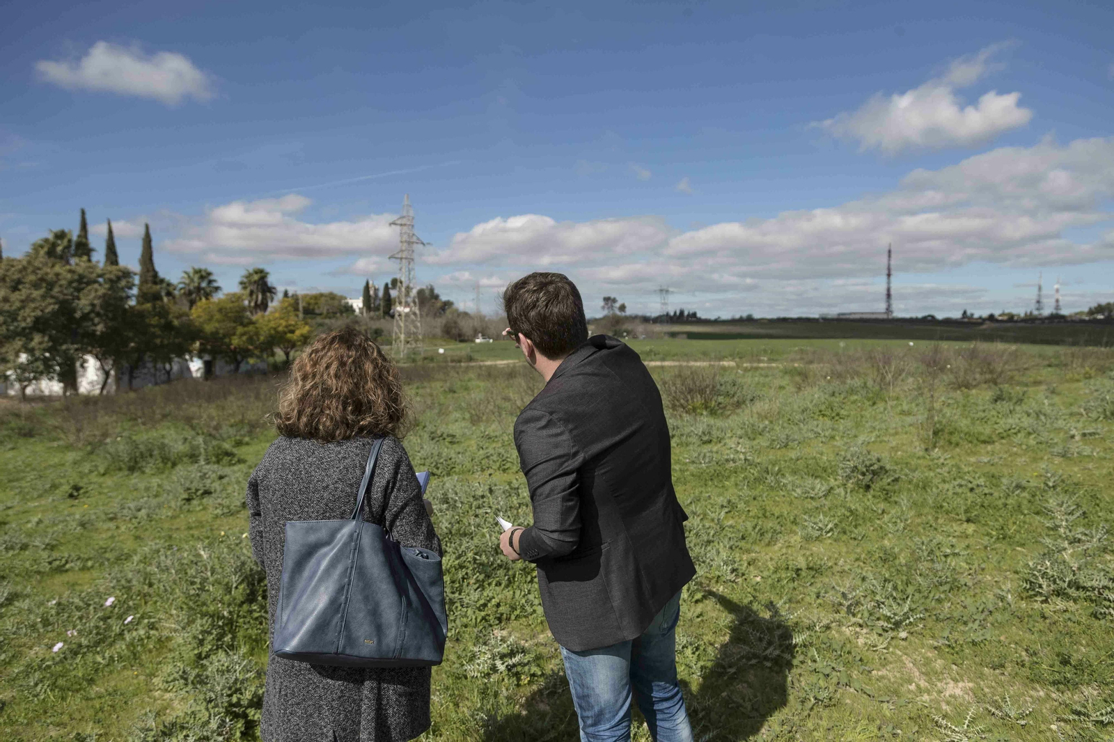 El alcalde de Castilleja, en el túmulo en el que sigue enterrado el dolmen de Montelirio, señalando la ubicación de los de La Pastora y Ontiveros, en Valencina.