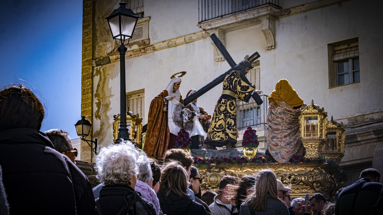Imágenes de la salida de Sanidad en la Semana Santa de Cádiz 2025