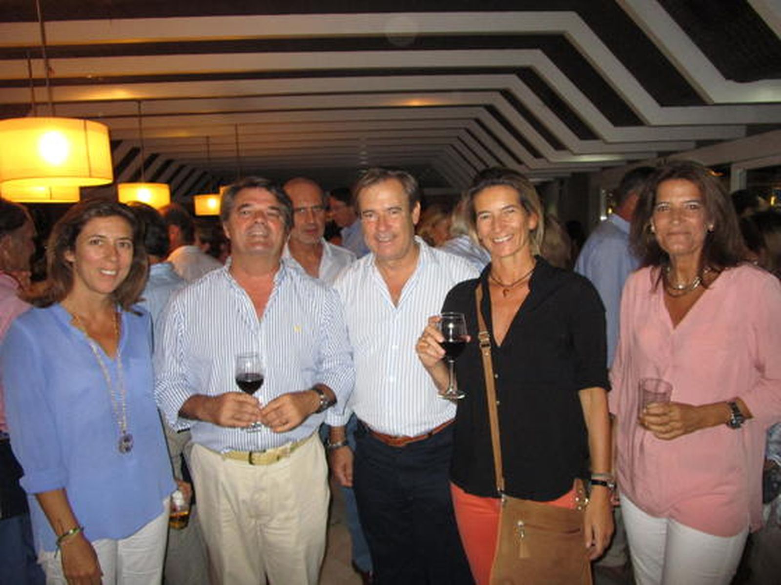 Carmen del Valle, Emilio Valero, marqués de Domecq, Danuxia Enciso y Sonia Ysasis, tras la presentación, durante el cóctel, en el Club El Buzo.

Foto: Ignacio Casas de Ciria