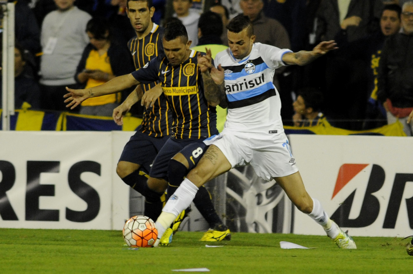 Walter Montoya disputa un balón en un Rosario-Gremio de la Copa Libertadores.