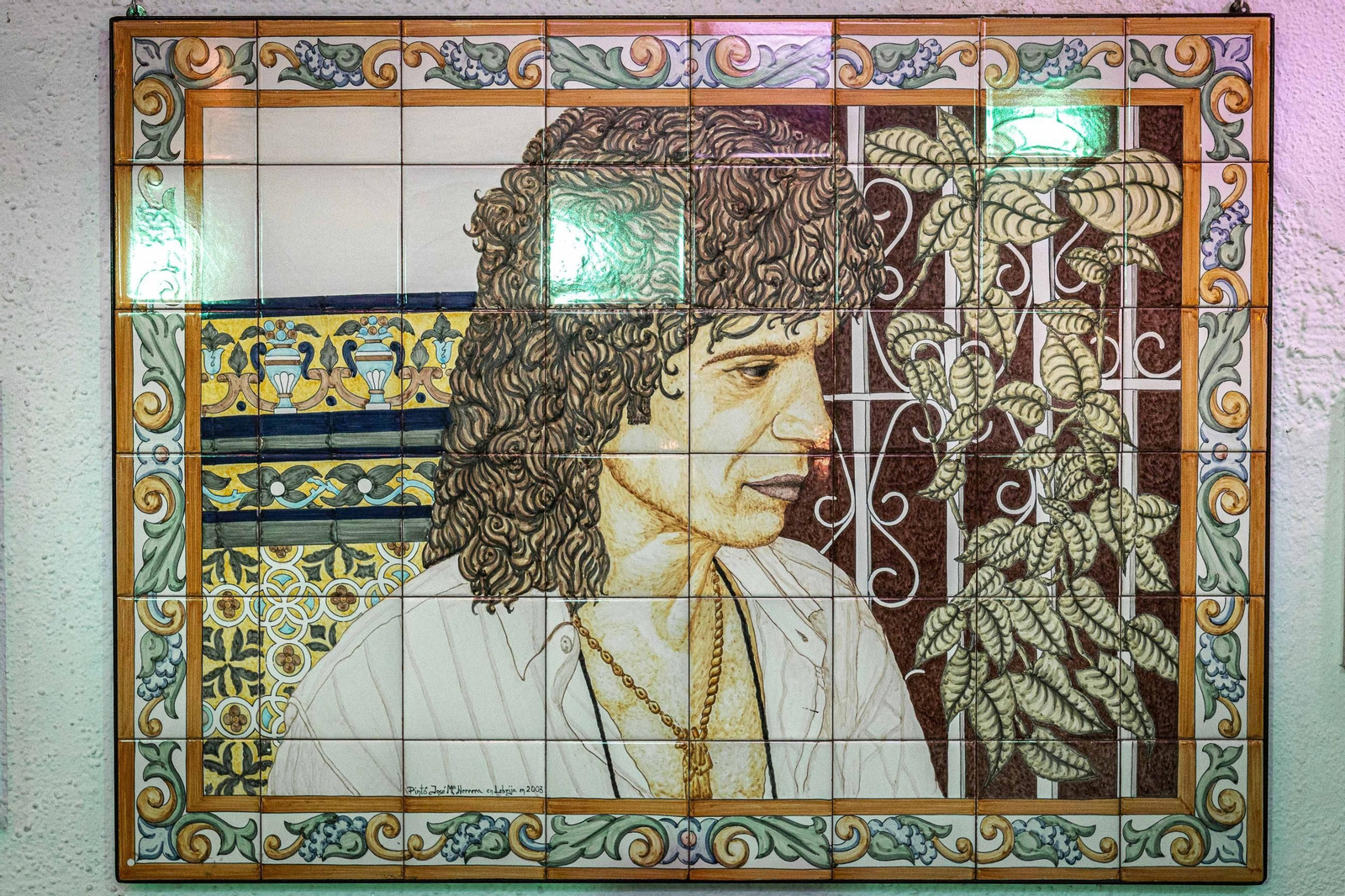Mosaico de Camarón del patio interior del establecimiento.