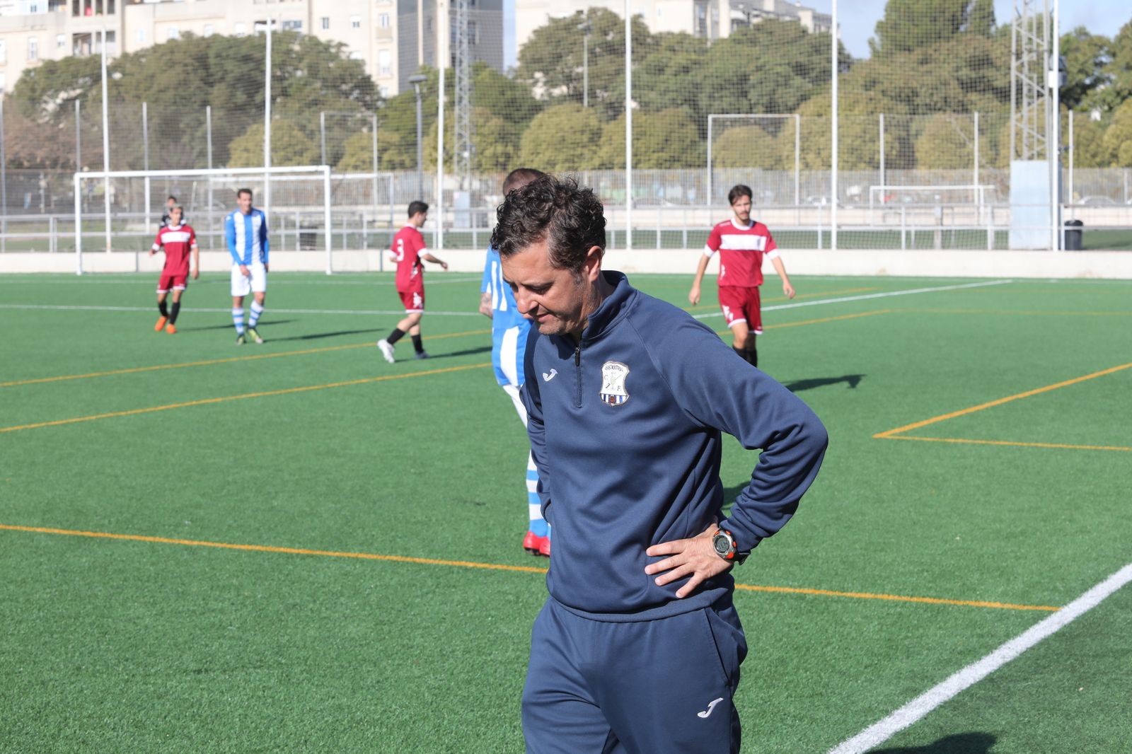 Paco Cala, molesto por los goles encajados a balón parado y con la labor del árbitro.