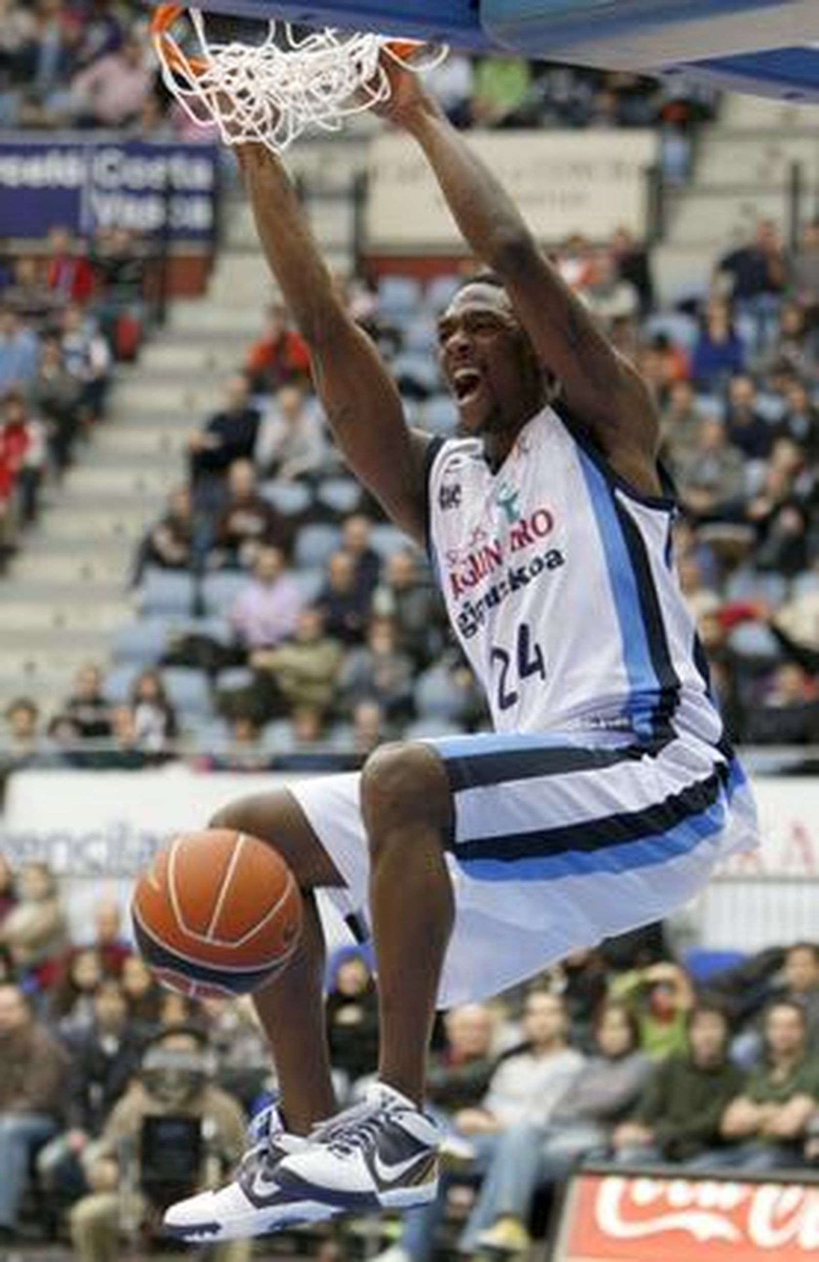El escolta estadounidense del Lagun Aro Gipúzcoa Antwain Barbour, machaca la canasta del Cajasol.

Foto: Juan Herrero (EFE)