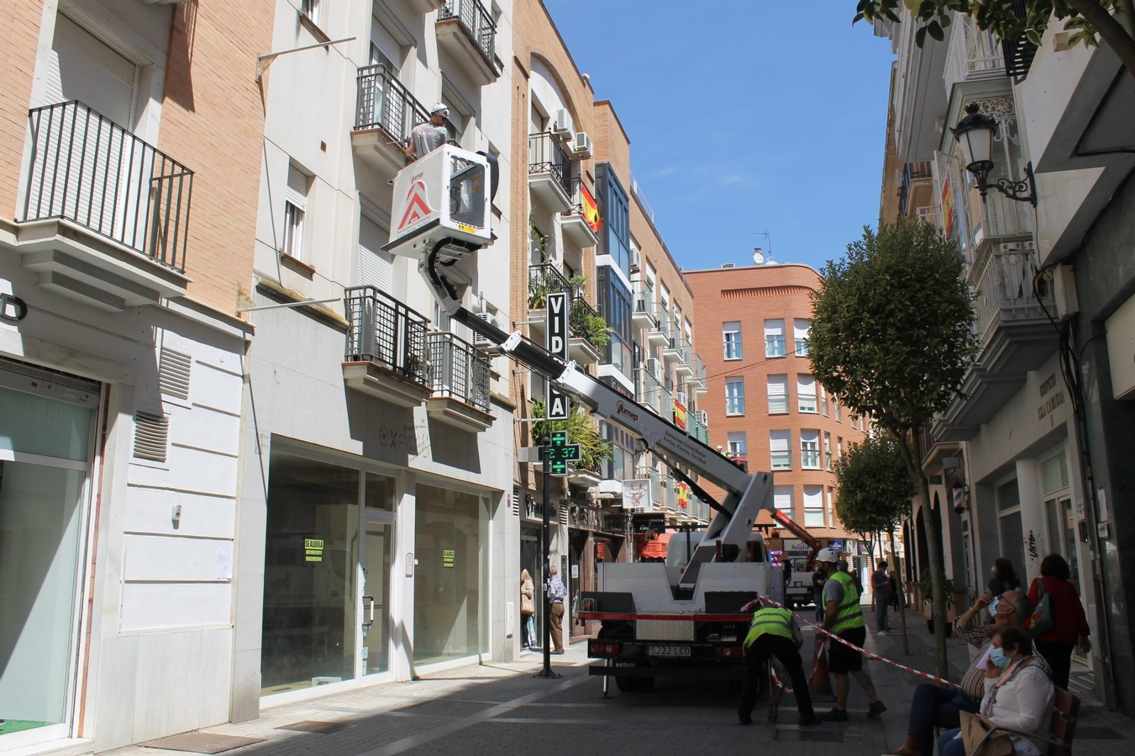 Instalación de la estructura del toldo en la calle José Nogales. Instalación de la estructura del toldo en la calle José Nogales.