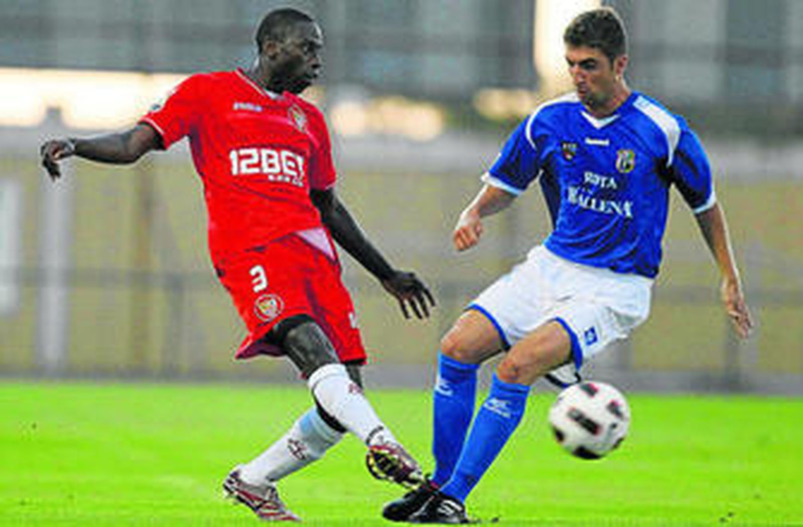 Dabo, que jugó los 90 minutos, lanza un pase en largo ante la presión de un jugador roteño.