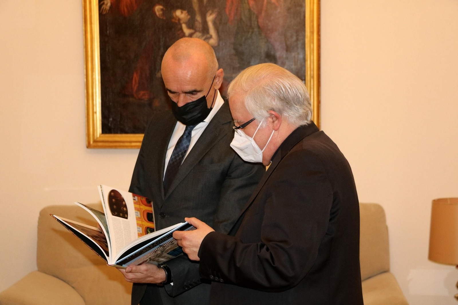 El alcalde y el arzobispo de Sevilla mantienen un primer encuentro institucional.
