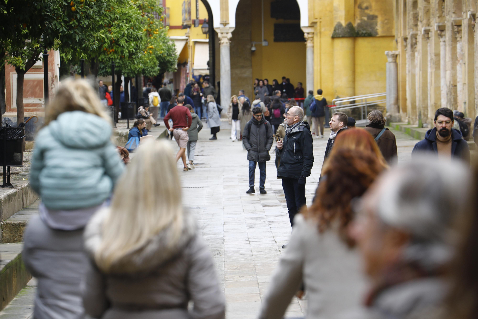 Los turistas abarrotan Córdoba por el Día de la Constitución, en imágenes