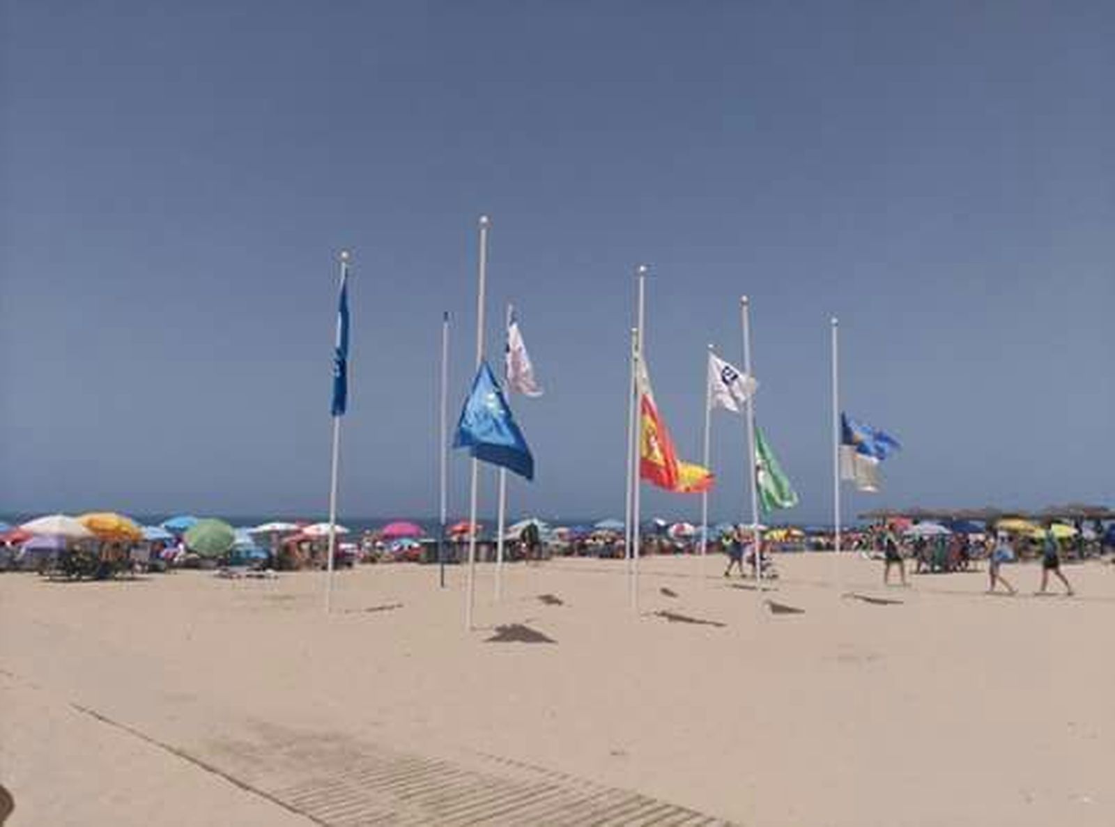 Banderas a media asta en la playa de Regla, en señal de duelo por el fallecimiento del bebé.