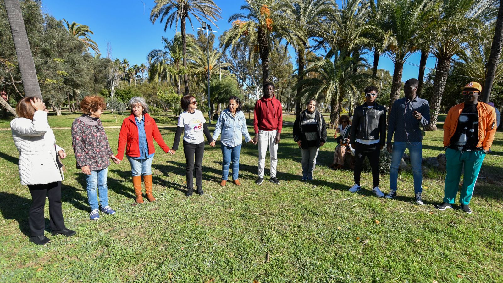 Danza circular en la parque Princesa Sofia, en imágenes
