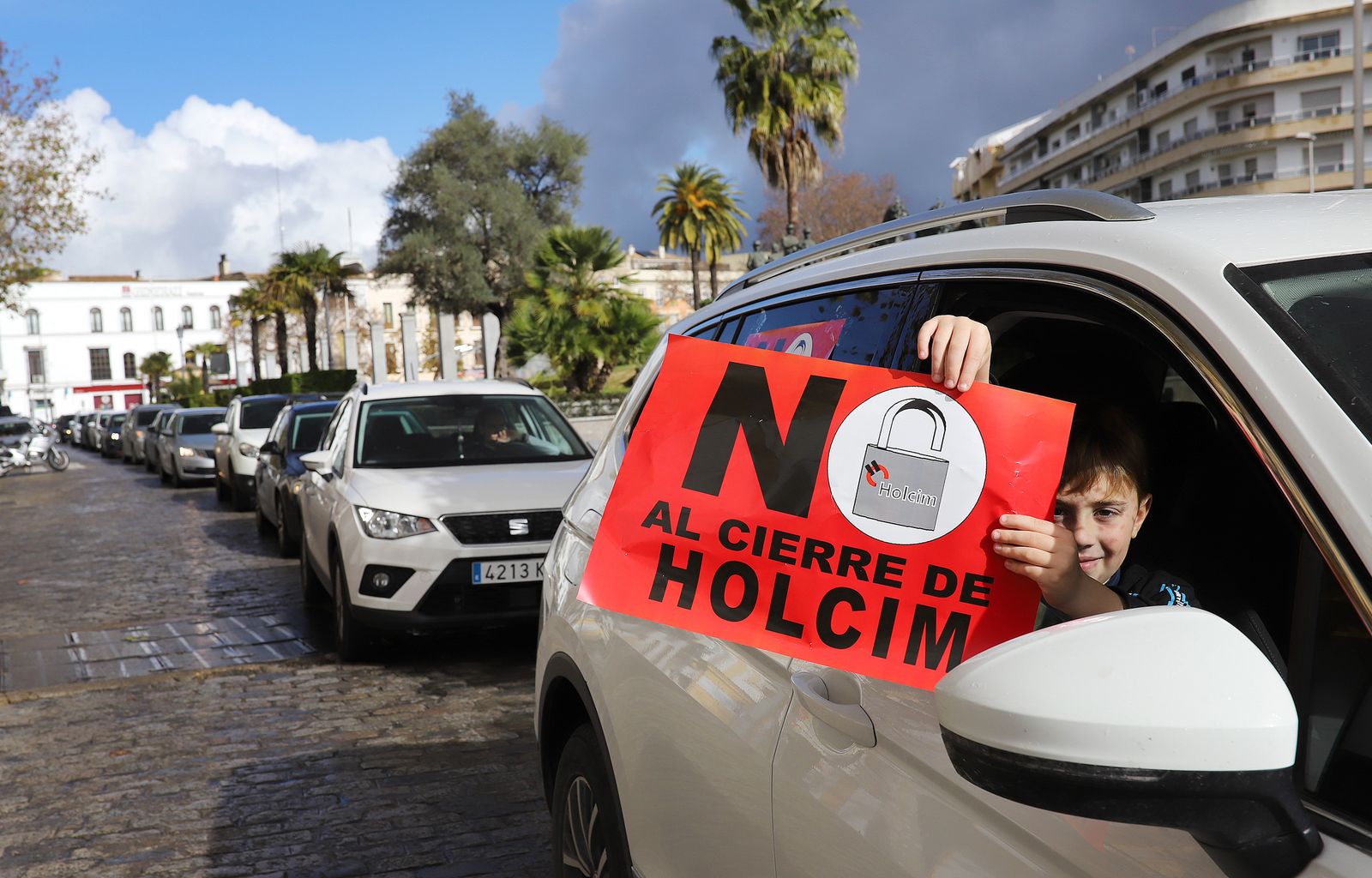 Caravana de los trabajadores de Holcim contra el ERE en su recorrido por el centro de Jerez.