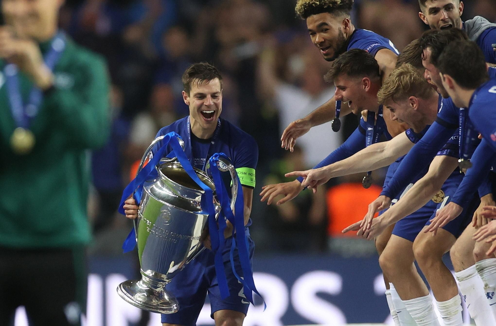 Azpilicueta se dirige con la copa hacia sus compañeros.