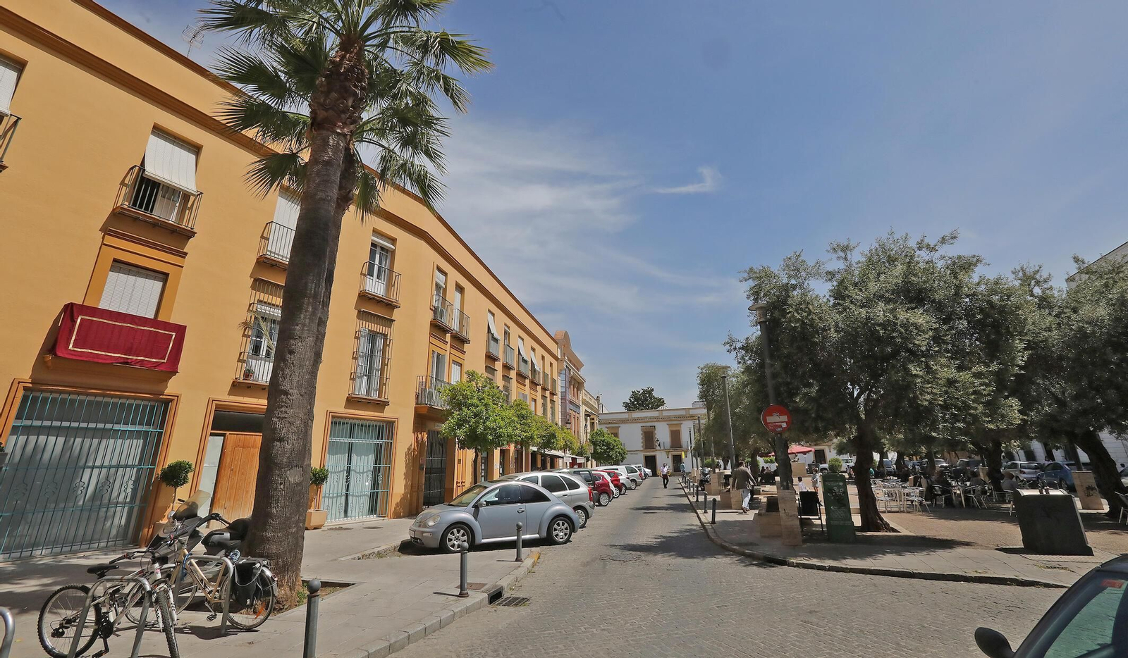Imagen de este martes de la plaza de San Andrés, donde los ladrones accedieron a un garaje.