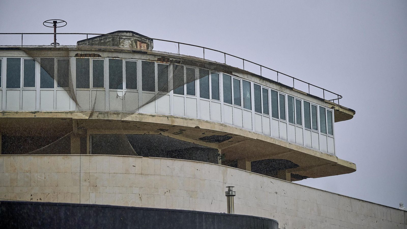 Náutica, un emblemático edificio al borde de la ruina, y bien ubicado para ser el Museo del Mar.