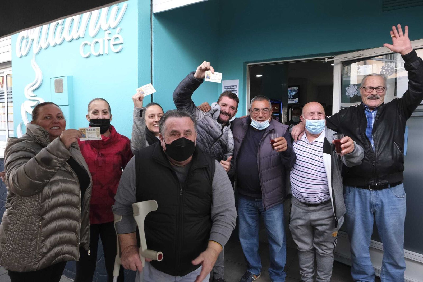 Clientes del Bar Ariadna del barrio de Torrecárdenas.