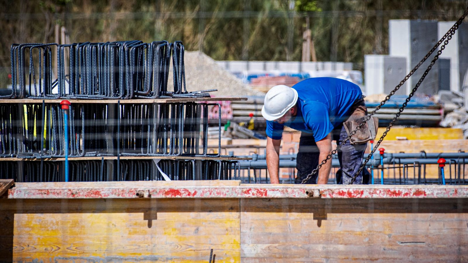 Un obrero, en plena faena de construcción en una obra en Cádiz.
