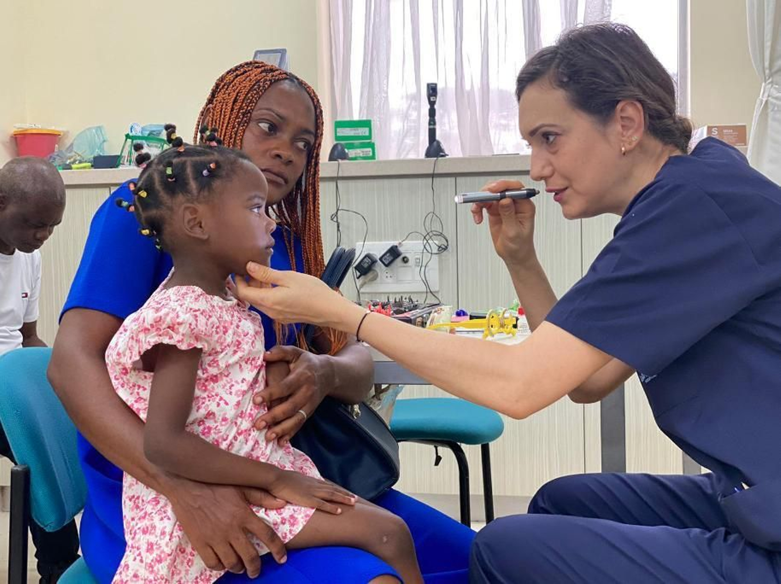 Atención oftalmológica a una niña en África.