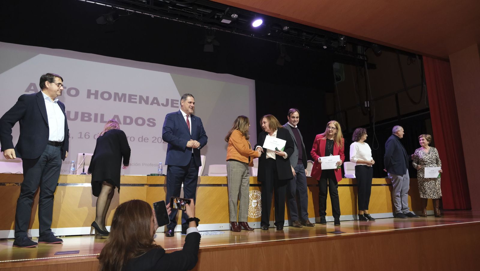Los maestros docentes jubilados reciben su homenaje en la paraninfo de la UAL