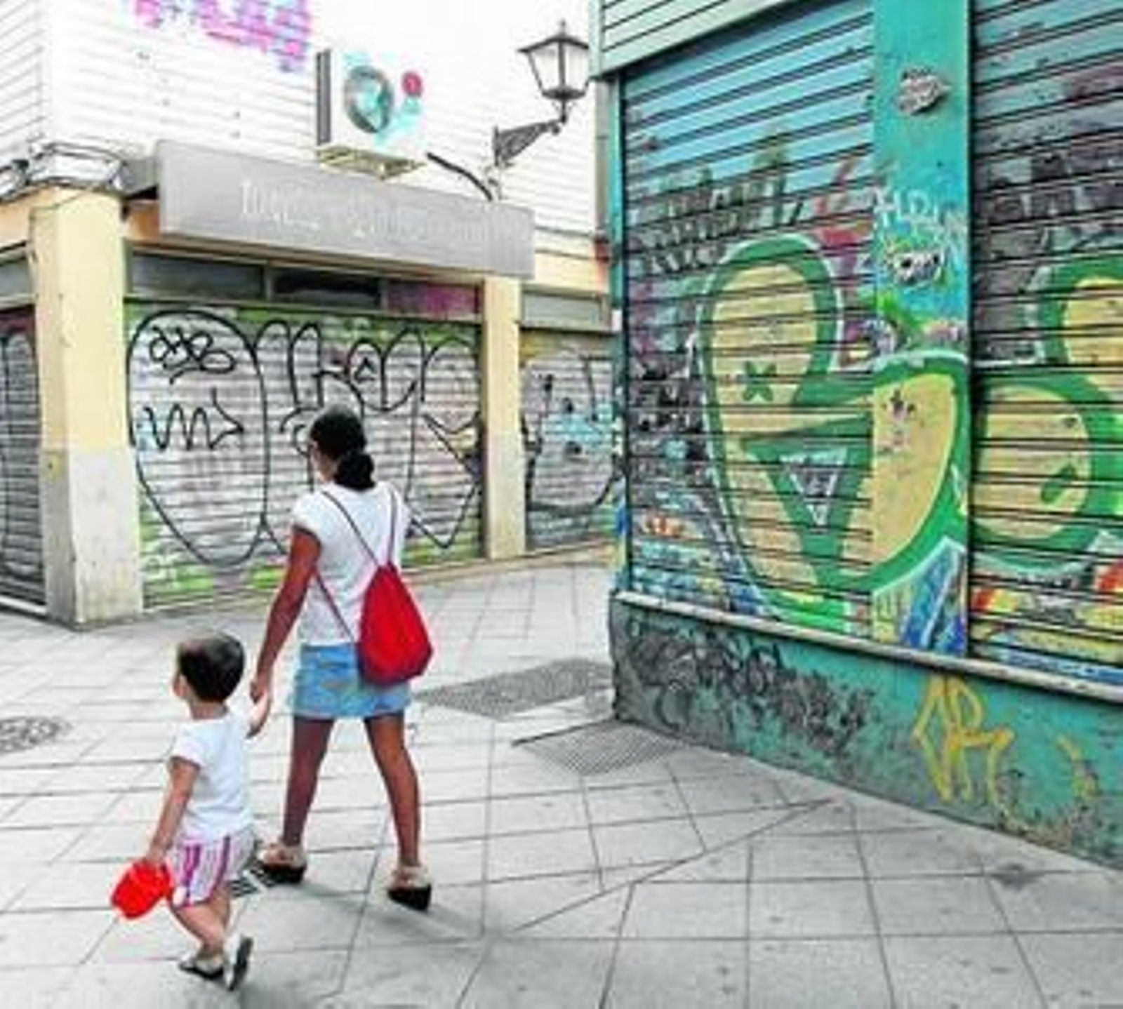 Varios grafitis en comercios del entorno de la calle Puente y Pellón, en el centro de la ciudad.