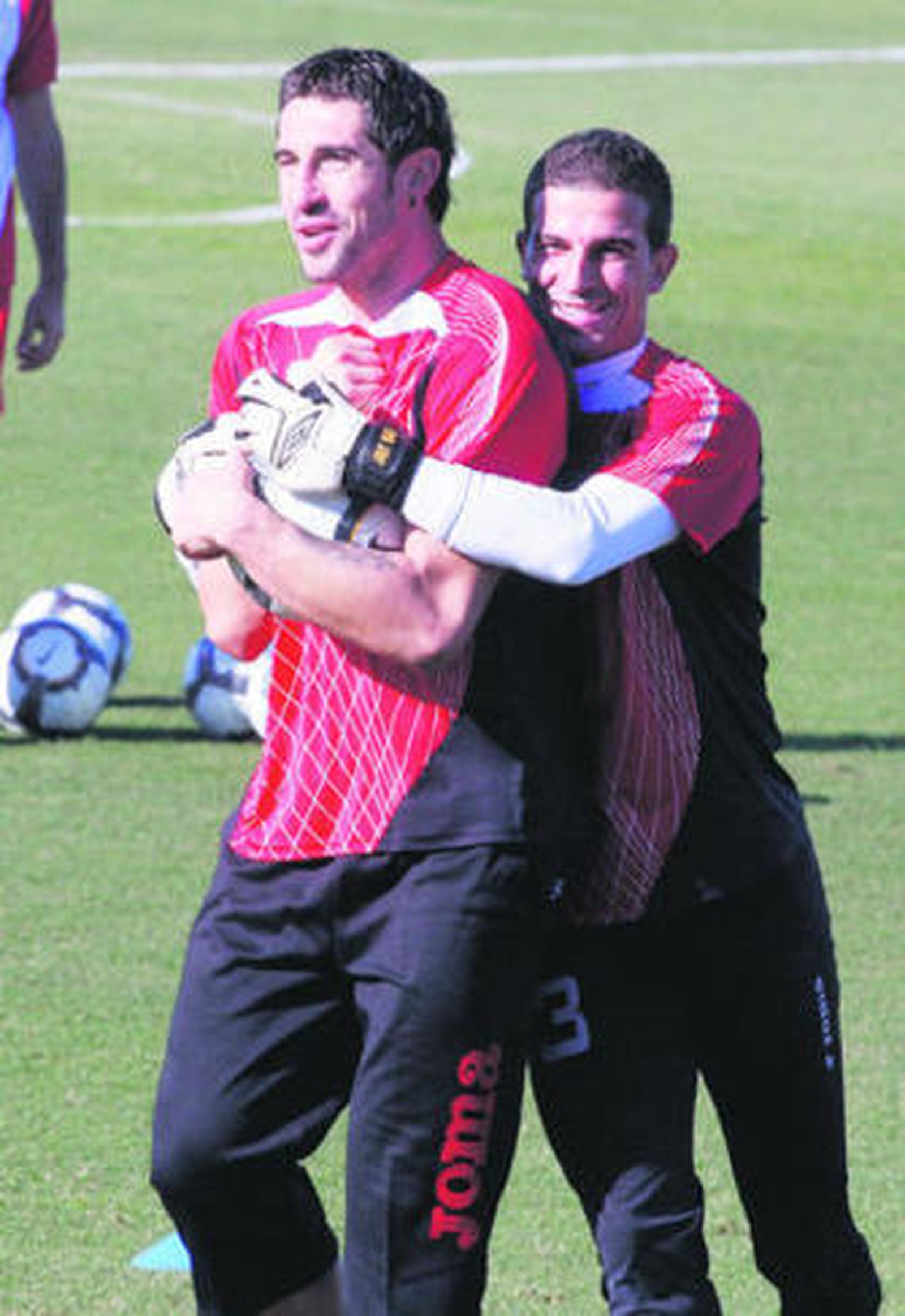 Dragutinovic bromea con Javi Varas reteniendo un balón durante la lúdica sesión de ayer.