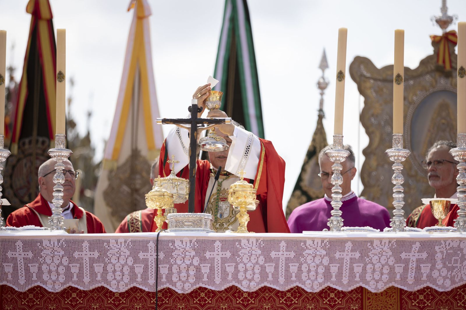 El Rocio 2023: Imágenes de la misa Pontifical del Domingo de Pentecostés