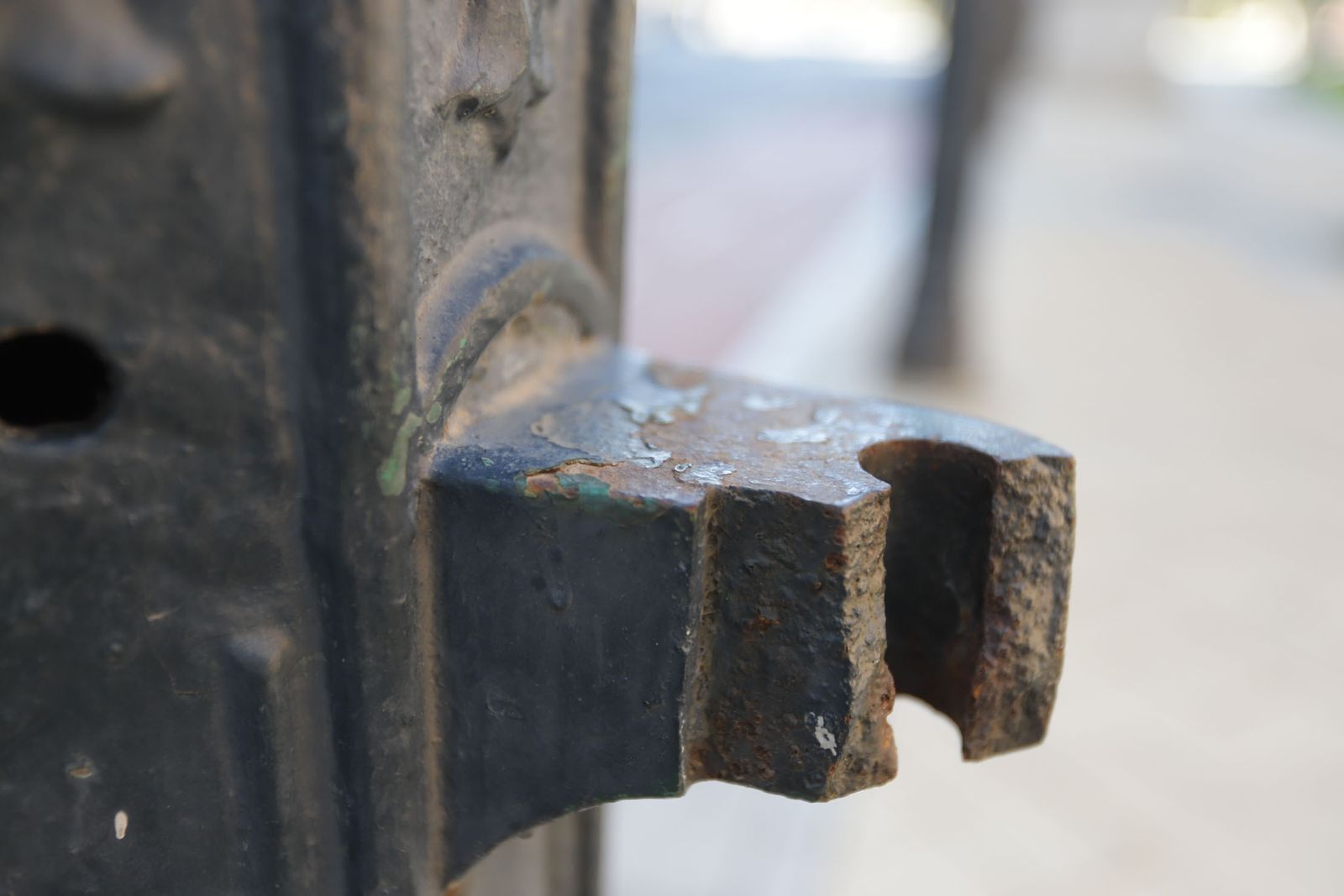 Farolas de las Antiguas oficinas de la línea Huelva-Zafra, hoy delegación de Turismo de la Junta