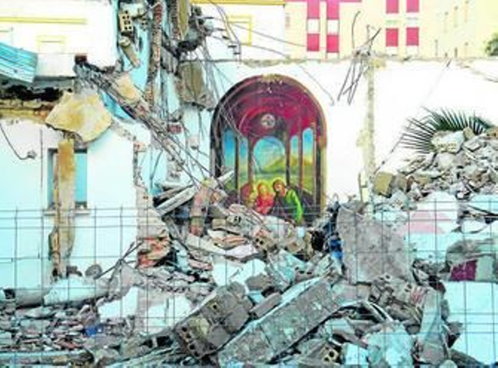 Demolición de la antigua iglesia del Parque, ayer.