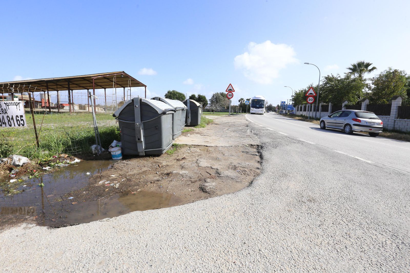 Contenedores de basura en una zona del extrarradio de la ciudad, en una imagen de archivo.