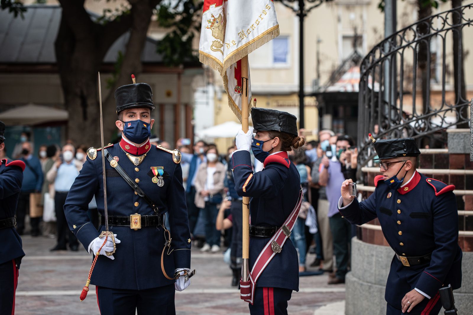 Imágenes del desfile de la Guardia Real por el centro de Huelva