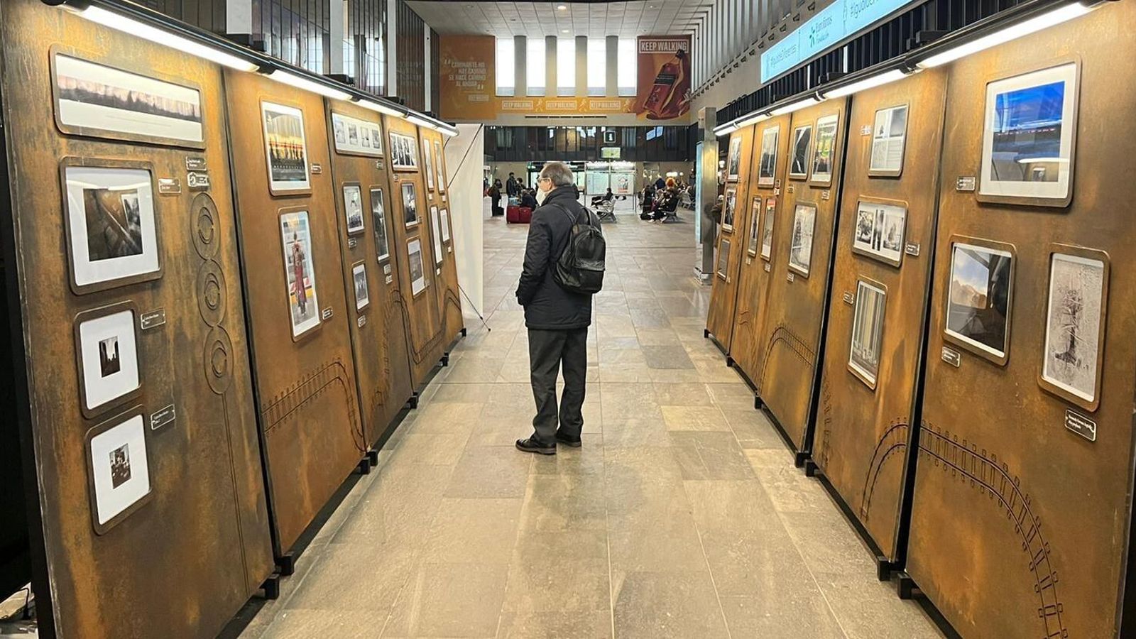 Detalle de la exposición de fotografías 'Caminos de Hierro'.