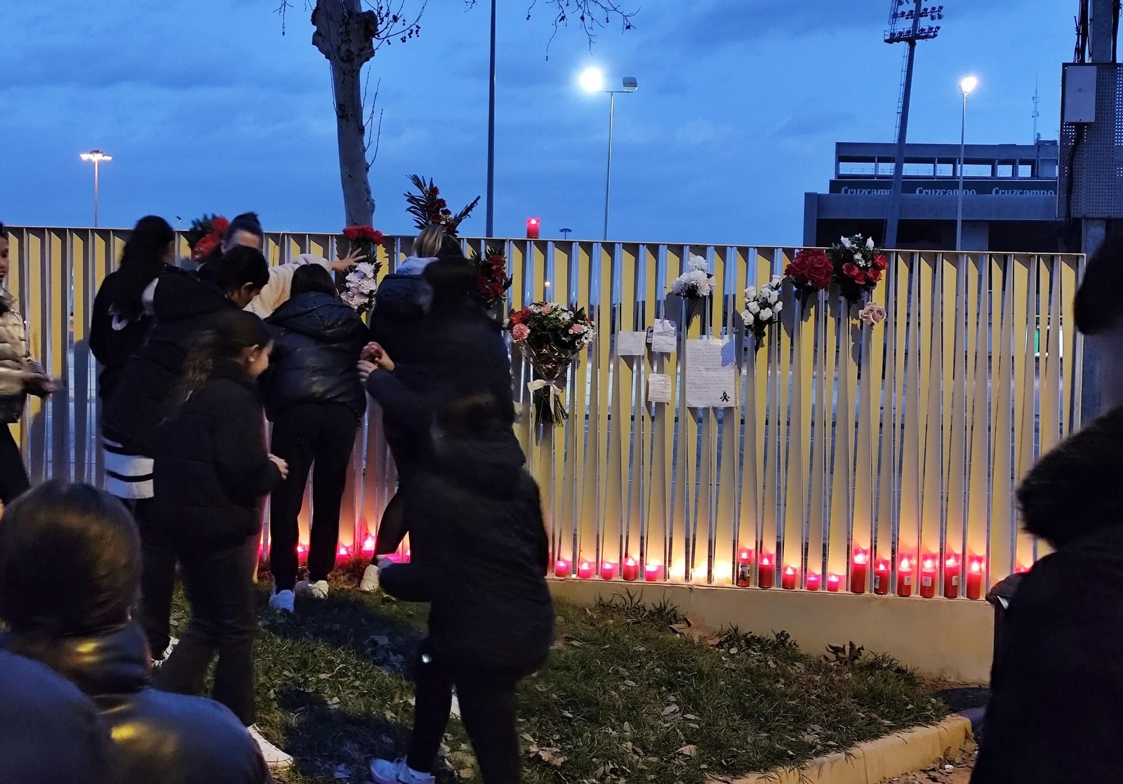 Velas y flores en el lugar donde fue asesinado Álex.