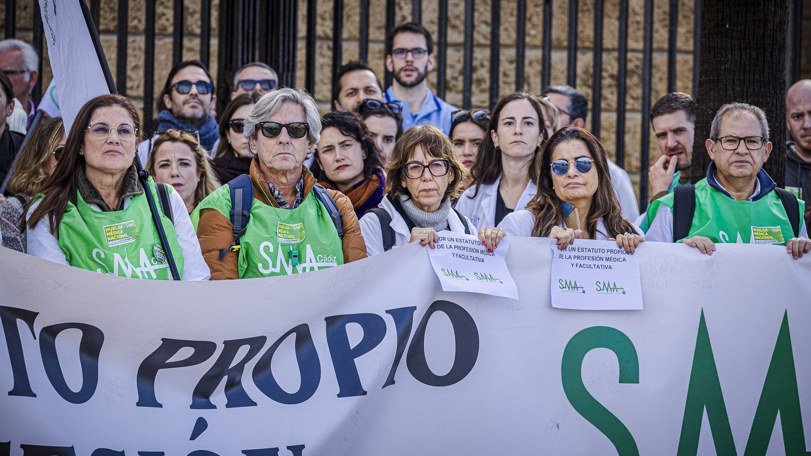 Las imágenes de la manifestación de médicos durante su tercer día de huelga en Cádiz