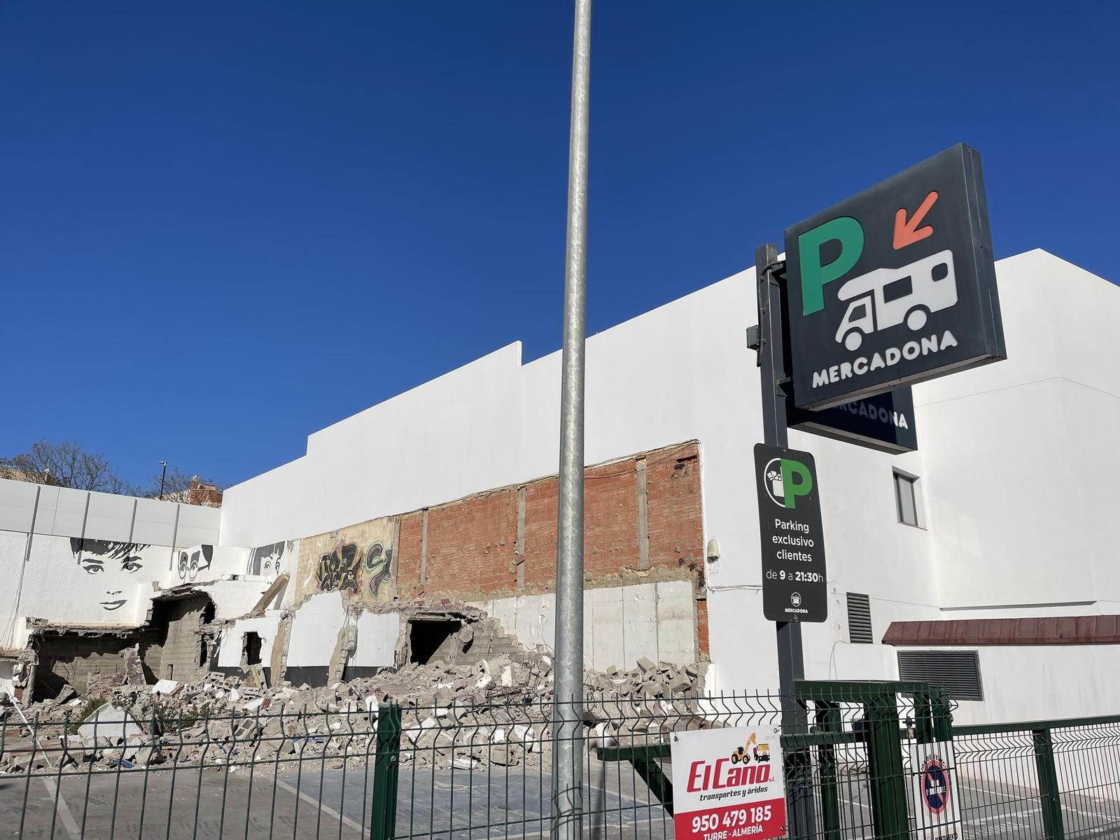 Las imágenes de la demolición del cine Tenis de Garrucha