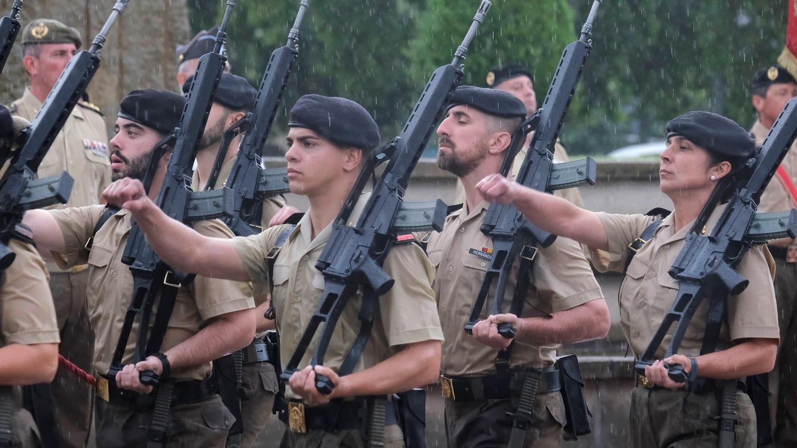 El izado de la bandera de España en Córdoba, en imágenes