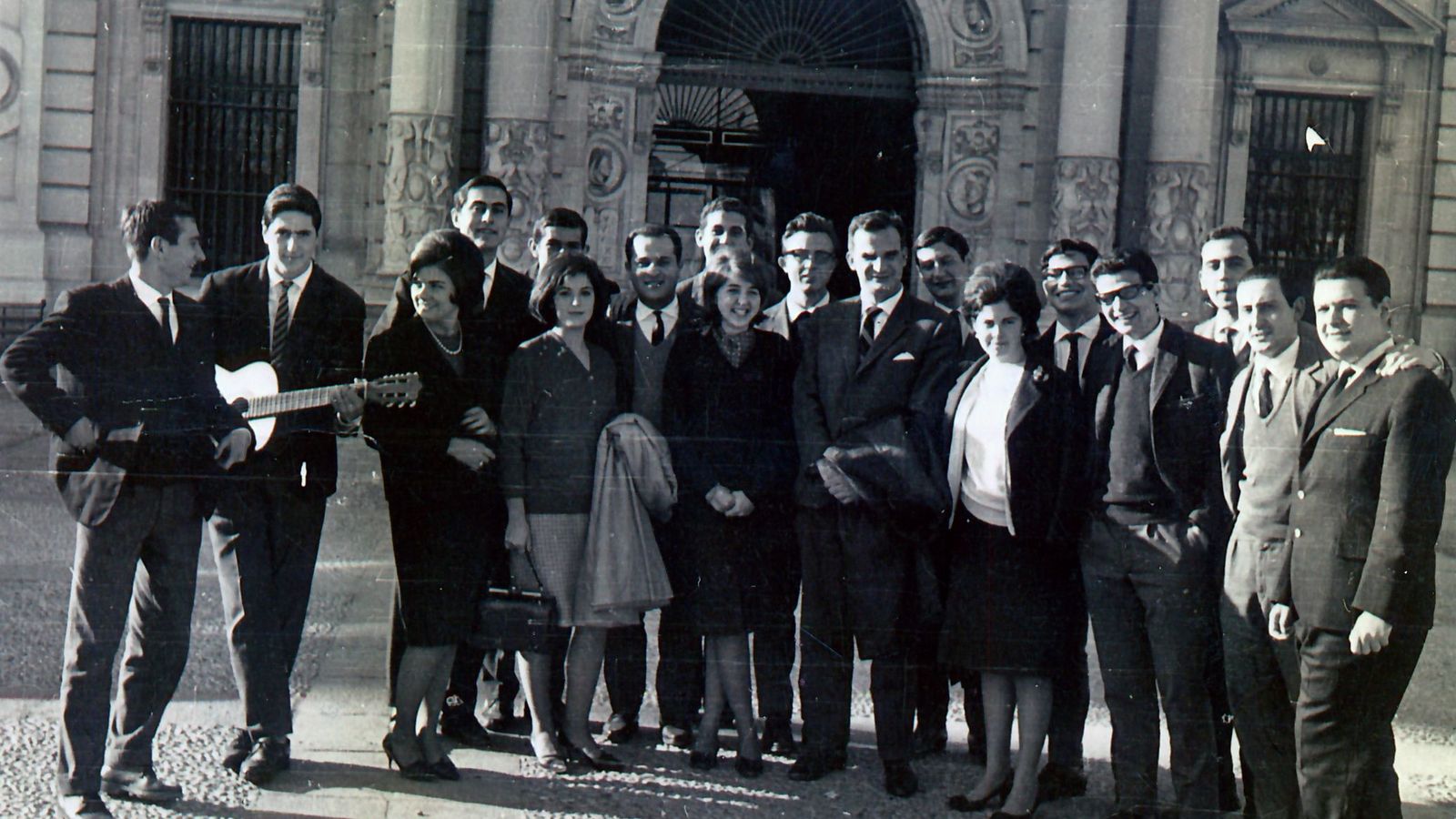 Alumnos de la promoción 1962-1967, entre ellos Manuel Ramón Alarcón, Amparo Rubiales, Rafael Escuredo, Ana María Ruiz-Tagle y Ángel López López.