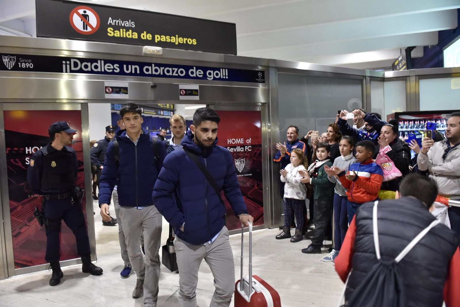 Llegada del Sevilla tras clasificarse a cuartos en Champions