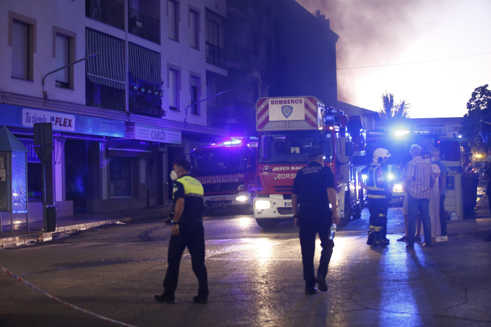 Incendio de un edificio de 18 viviendas en Ronda, en fotos